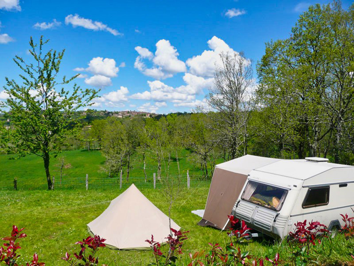 presentation camping pech de caumont partenaire vol montgolfiere du perigord dordogne 1